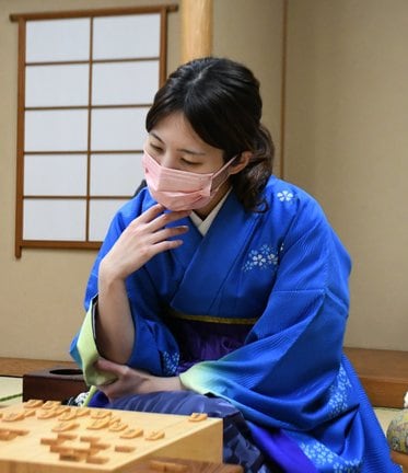 局後の感想戦で敗局を振り返る里見香奈白玲＝東京都台東区、浅草ビューホテル