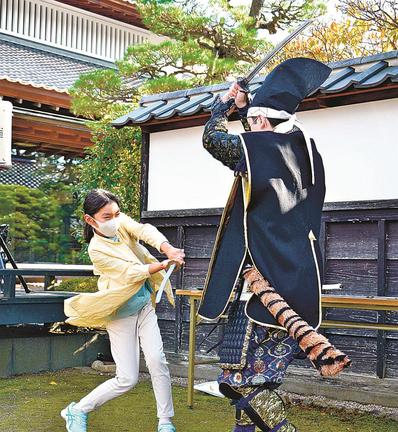 刀講座で刀の使い方を教わる参加者＝松江市殿町、松江歴史館