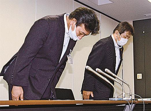 会見し頭を下げる岡真悟部長（左）ら＝出雲市今市町、市役所