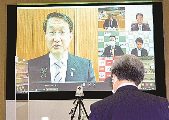 オンライン会議形式で意見交換する全国知事会長の平井伸治鳥取県知事(画面内左)と日本医師会の中川俊男会長(手前)=5日午後、東京都文京区