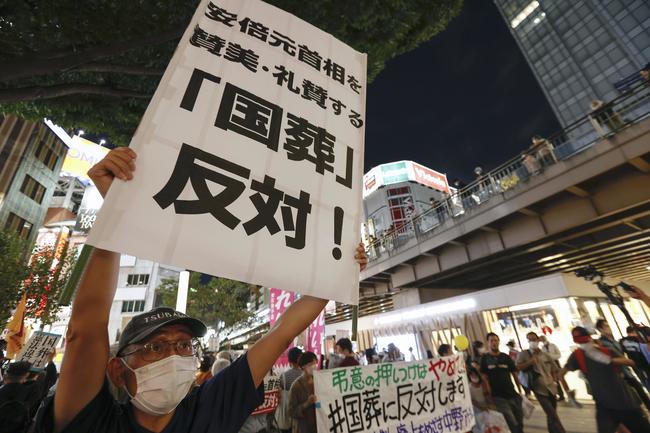27日付明窓Ｐ（国葬反対デモ）東京・新宿駅前で安倍元首相の国葬反対を訴える人たち＝２５日午後