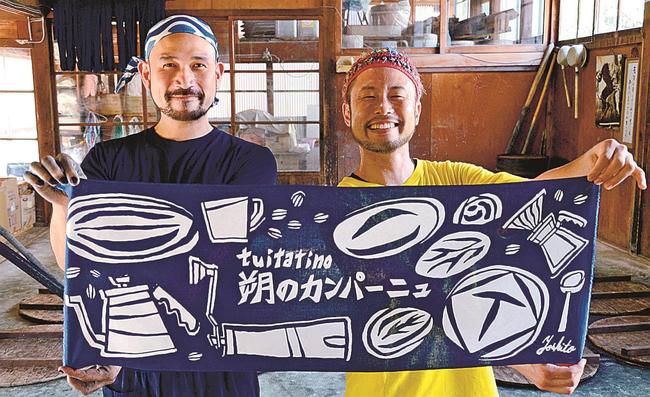 応援の手拭いを作った天野尚さん(左)と、よしとさん=安来市広瀬町広瀬、天野紺屋