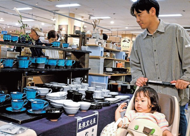 島根県内の窯元の作品を見る来店客＝松江市東朝日町、イオンスタイル松江