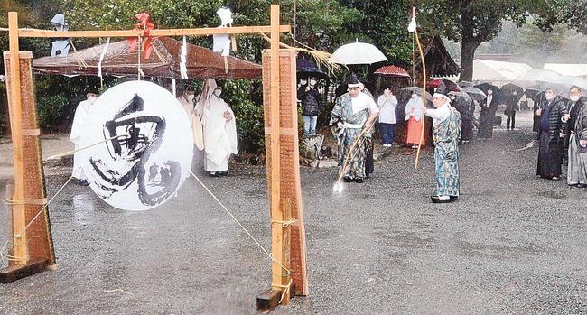 「鬼」と書かれた大的に矢を的中させる射手＝大田市川合町、物部神社