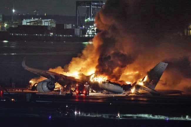 羽田空港のＣ滑走路で炎上する日航５１６便＝２日午後７時１１分