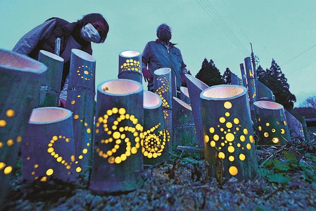 ボタン園を照らす竹灯籠＝島根県隠岐の島町北方、隠岐五箇ぼたん園