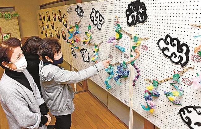 子どもたちの力作に見入る来場者＝出雲市多伎町口田儀、多伎文化伝習館