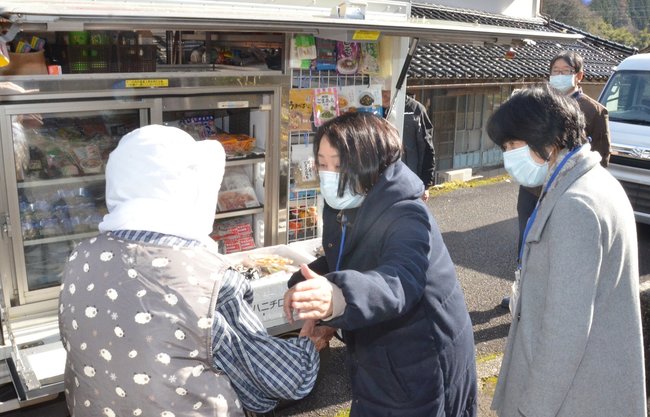 移動販売車と共に地域を回り、住民に声をかける公立日野病院の小原佐智子副看護局長（左から２人目）。右は近藤仁子看護局長＝鳥取県日野町内