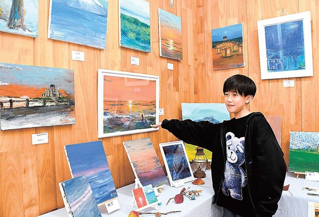 作品を紹介する玉木瑛真さん=松江市東出雲町揖屋、東出雲まちの駅