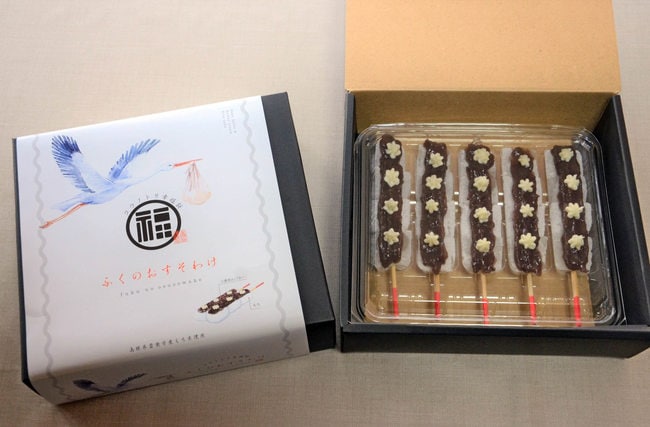 コウノトリをイメージした餅菓子「ふくのおすそわけ」