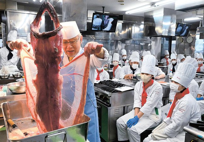 アンコウのつるし切りで、卵巣を紹介する近藤一樹アドバイザー=松江市伊勢宮町、松江栄養調理製菓専門学校