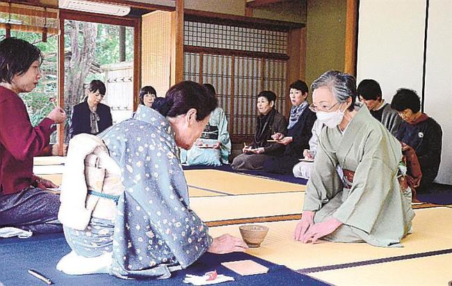 来場者をもてなす裏千家の茶席＝松江市北堀町、明々庵百草亭
