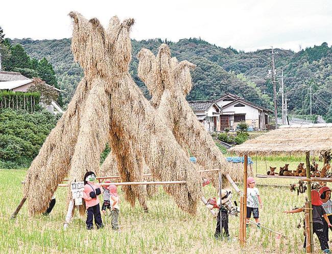 ヨズクハデの周りで遊ぶ園児たち＝益田市本俣賀町