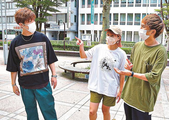 ＪＲ松江駅前でイベントに向けて打ち合わせする団体メンバー＝松江市朝日町