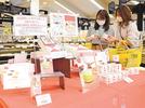 ご縁をむすびの商品を手に取る観光客＝松江市殿町、島根県物産観光館