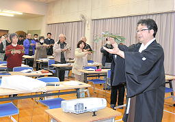 玉串の供え方を説明する講師の錦田剛志宮司（右）