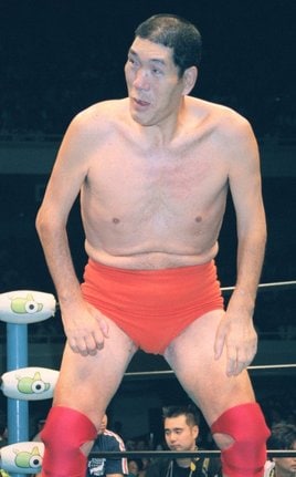 リング上で圧倒的な存在感を示すジャイアント馬場さん＝１９９８年９月、東京・日本武道館
