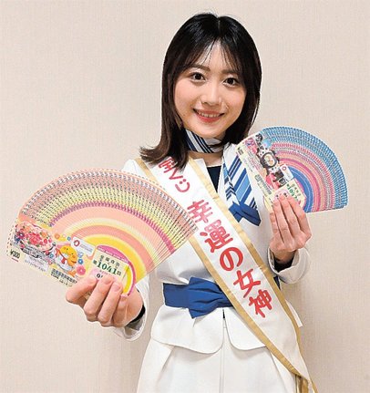 バレンタインジャンボ宝くじをＰＲする松岡沙弥さん＝松江市殿町、山陰中央新報社
