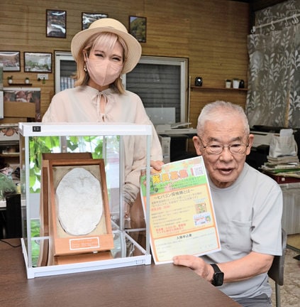 ヒバゴン探検隊の隊員を募る恵木剋行さん（右）。木枠の中にあるのはヒバゴンの足跡＝広島県庄原市西城町、西城町観光協会