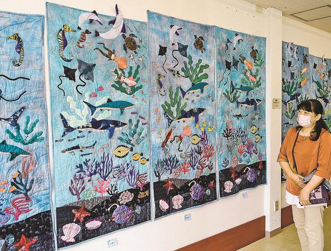 「美ら海ファンタジー」に見入る来場者＝出雲市平田町、旧おむらや