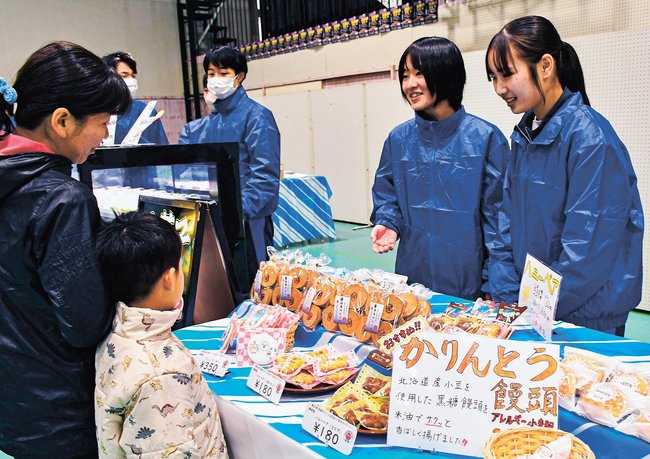 来場者に商品をPRする生徒=浜田市熱田町、浜田商業高校