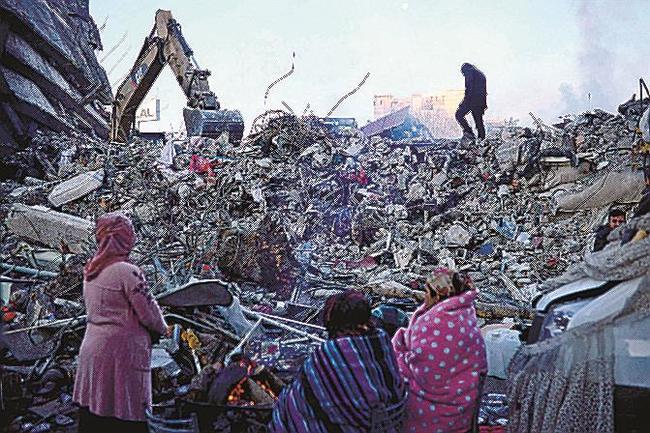 9日、トルコ南部カフラマンマラシュ県で、大地震後に倒壊した建物(ロイター=共同)