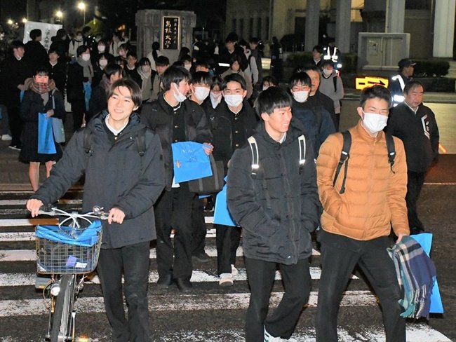 ２日間の大学入学共通テストを終え、笑顔で帰路につく受験生＝松江市西川津町、島根大松江キャンパス