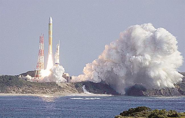 模擬衛星と２機の超小型衛星を載せ、鹿児島県の種子島宇宙センターから打ち上げられるＨ３ロケット２号機＝１７日午前９時２２分