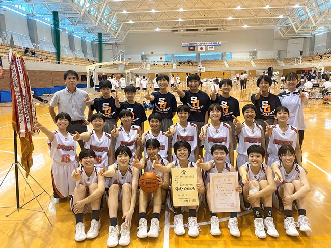 中国大会で優勝し喜ぶ松徳学院中女子バスケットボール部のメンバー