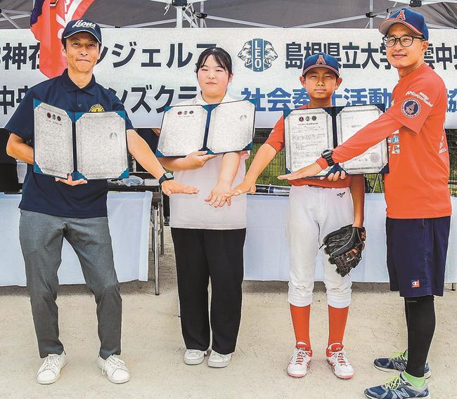 協定書を交わす３団体の代表＝出雲市矢野町、出雲健康公園少年野球場