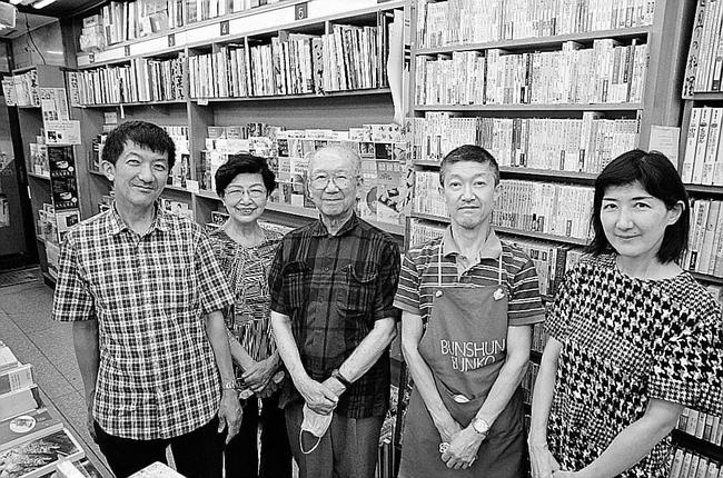 波屋書房の店主芝本尚明さん（中央）と妻昌子さん（その左）ら＝６月、大阪市
