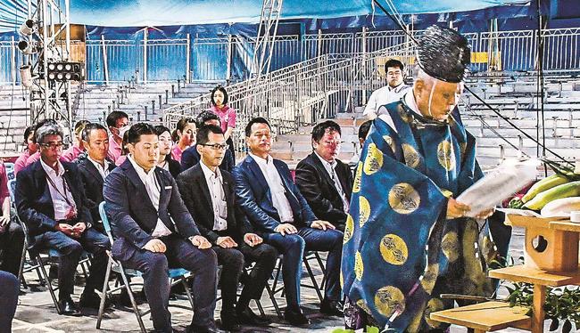 サーカス公演期間中の安全を祈願する関係者＝松江市学園１丁目、島根県立プール跡地