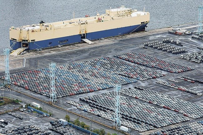 船積みを待つ自動車が並ぶ、輸出拠点の横浜港=8月、横浜市