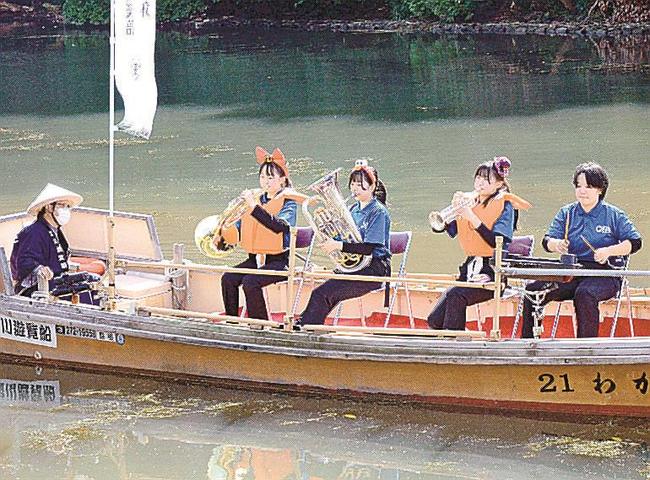 堀川遊覧船上で演奏する松江東高校吹奏楽部の部員＝松江市北堀町
