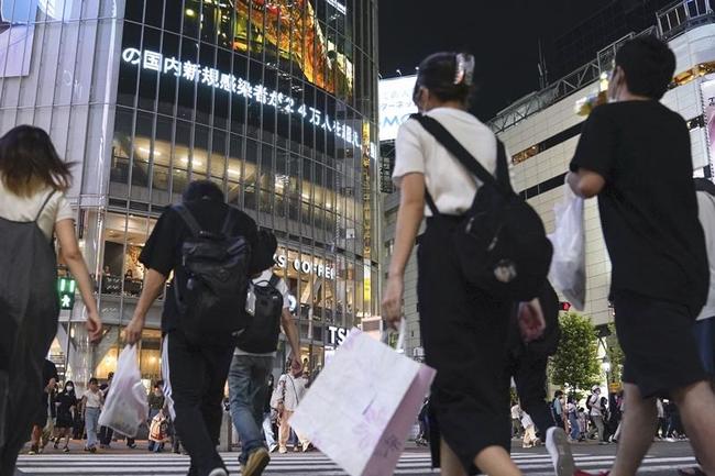新型コロナウイルスの国内新規感染者が２４万人を超えたことを伝える東京・渋谷の電光掲示板＝３日夕