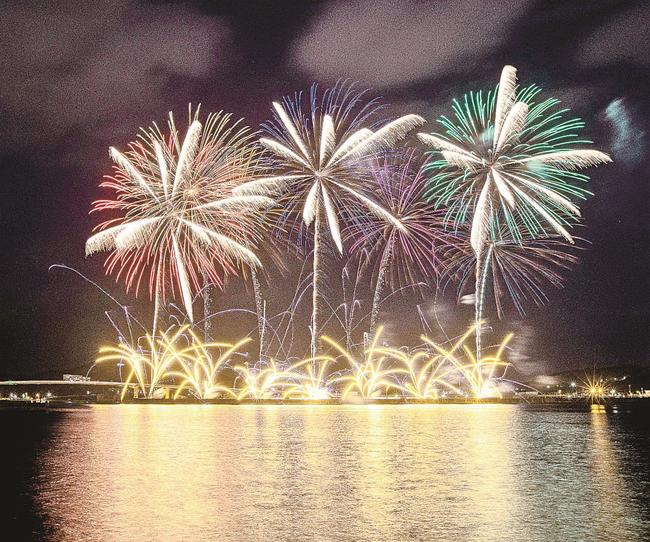 若者の門出を祝い、エールを送る花火＝１３日午後７時４分、浜田市原井町から撮影（長時間露光）