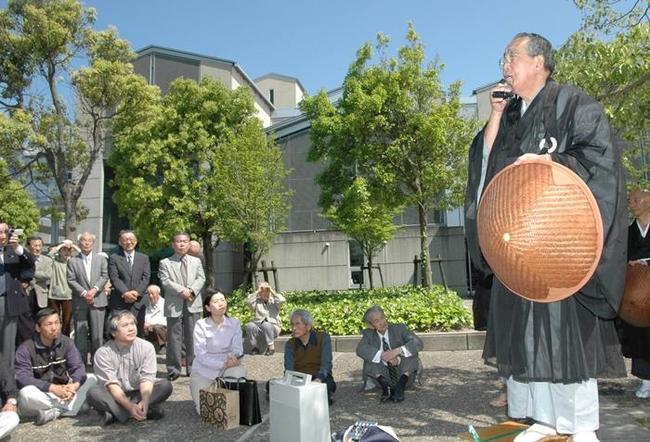 集まった市民を前に辻説法する稲盛和夫さん（右）＝２００５年５月、出雲市平田町