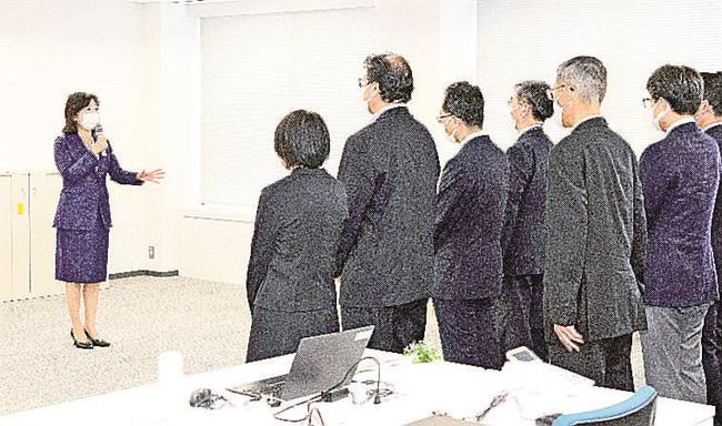 「こども家庭庁」設立準備室の職員に訓示する当時の野田こども政策相＝２０２２年７月、東京都千代田区