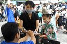 新聞遊びコーナーで楽しむ来場者＝出雲市今市町北本町４丁目、出雲プロジェクト用地