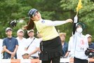 １番で豪快なフォームでティーショットを放つ小林光希＝2日、大山平原ゴルフクラブ