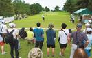 １０番ホールでティーショットを見守る観客