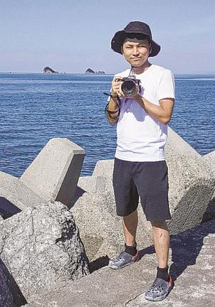 ワーケーション先で写真撮影の仕事もする其田有輝也さん。「大学時代からカメラが好きなのでうれしい」＝香川県東かがわ市
