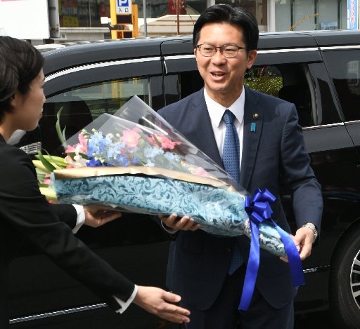 ３選を果たし、初登庁する伊木隆司市長＝２２日、米子市加茂町１丁目の市役所