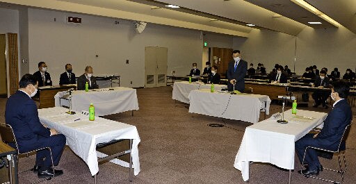 再稼働の同意判断について意見を交わす周辺自治体の３市長と丸山達也知事＝松江市殿町、島根県民会館
