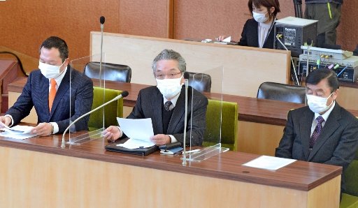 意見陳述する（左から）黒目伸一郎会長、足田芳憲事務局長、中島ちから副会長＝境港市上道町、市議会