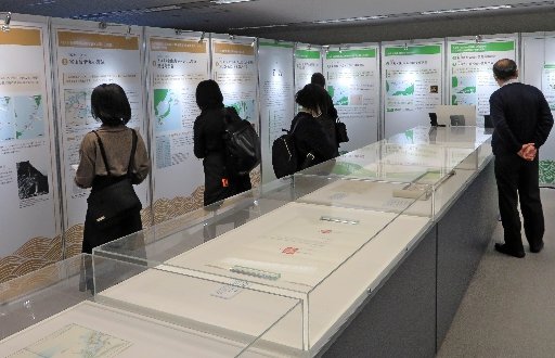 竹島や北方領土への漂着民についての企画展を見学する来館者＝東京・霞が関、領土・主権展示館
