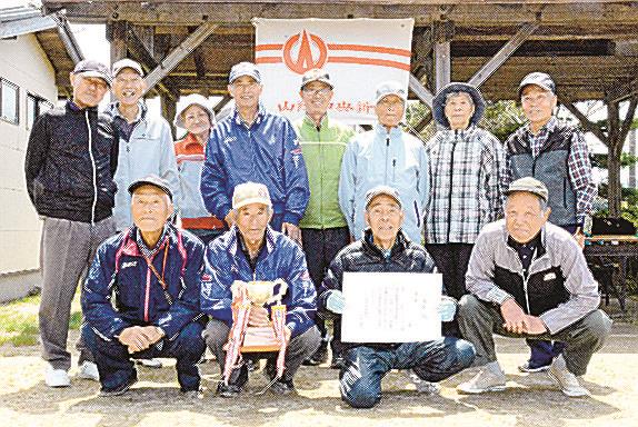 第３２回山陰中央新報社杯東出雲町ゲートボール大会の参加者＝松江市東出雲町揖屋、崎田さわやか広場