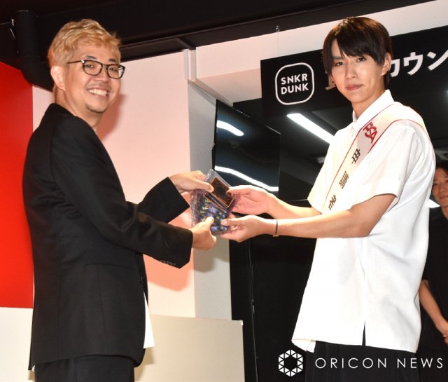 『PSA×スニダン パートナーシップ締結 発表会』に登壇した（左から）浅枝大志氏、はじめしゃちょー、（C）ORICON NewS inc.