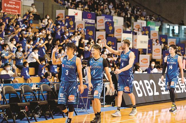 試合終了後、詰めかけた大勢のファンにあいさつする島根スサノオマジックの選手たち＝松江市学園南１丁目、松江市総合体育館