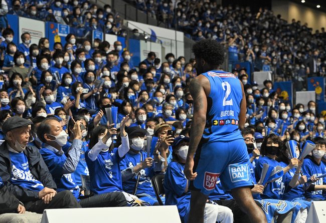 ラストプレーが実らず、悔しそうにコートを出るペリン・ビュフォード